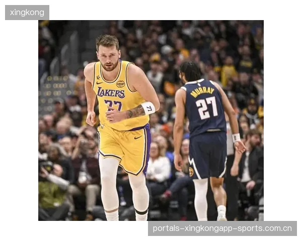 NBA球星无视防守拔起三分，全场静默后爆炸——篮球的瞬间魅力与无限可能
